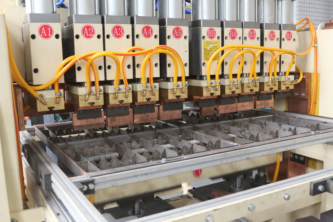 Wire Mesh Welding Machine viene fornito con un dispositivo di scarico automatico rendendolo e facile per i vostri lavoratori