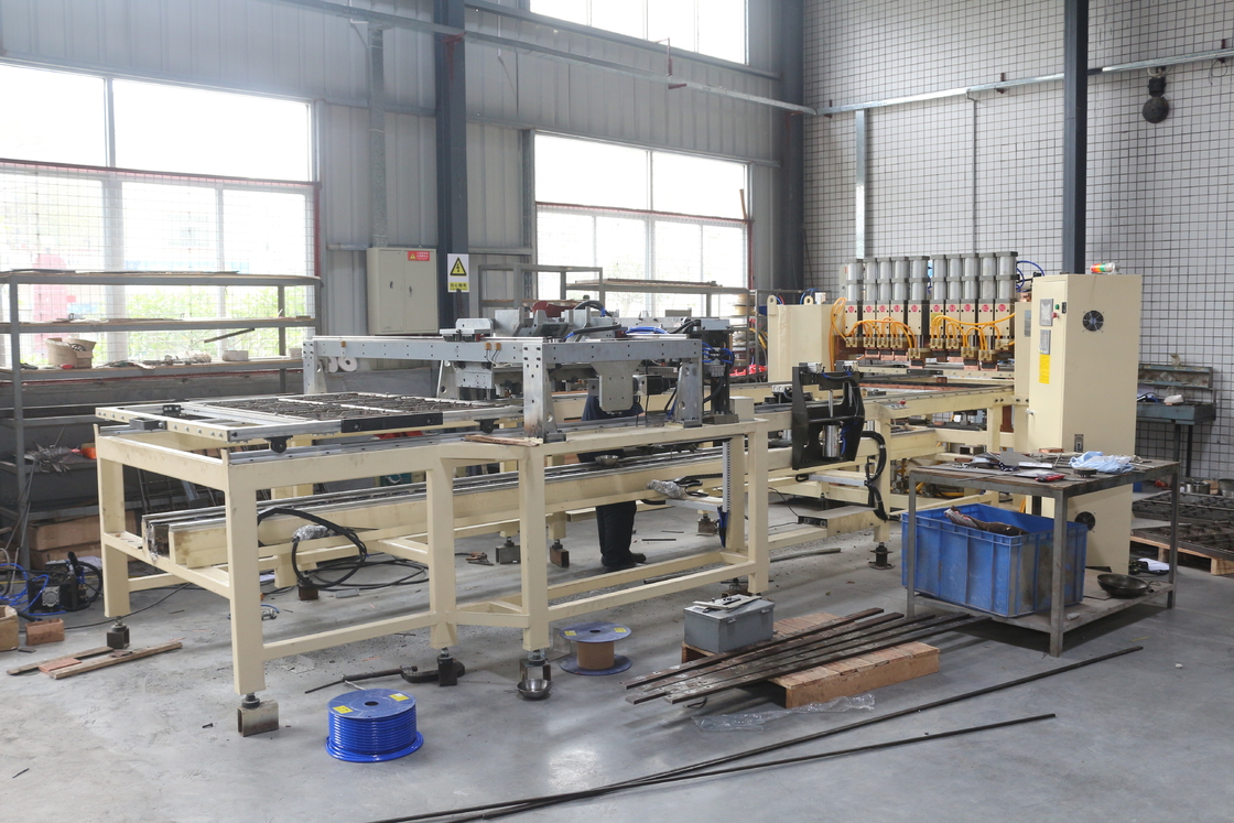 Wire Mesh Welding Machine viene fornito con un dispositivo di scarico automatico rendendolo e facile per i vostri lavoratori