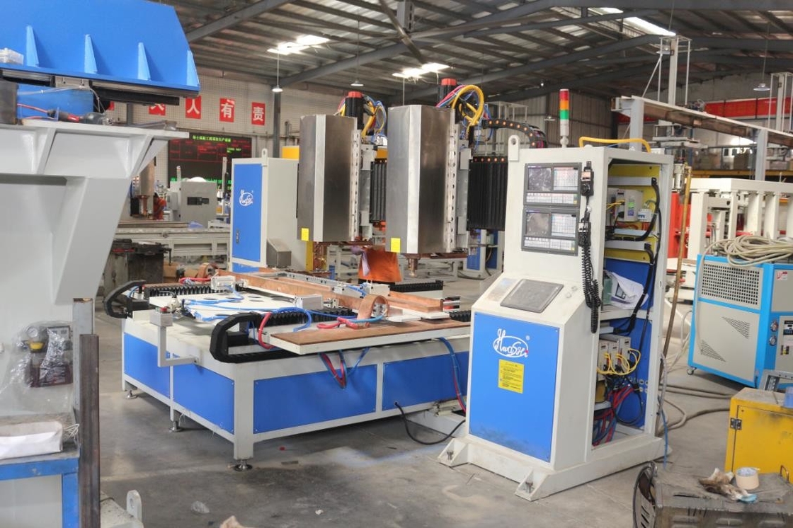 Hwashi CNC Seven 7axis Double Heads Sheet Metal Welder Automatic Spot Welding Machine per Squatrack