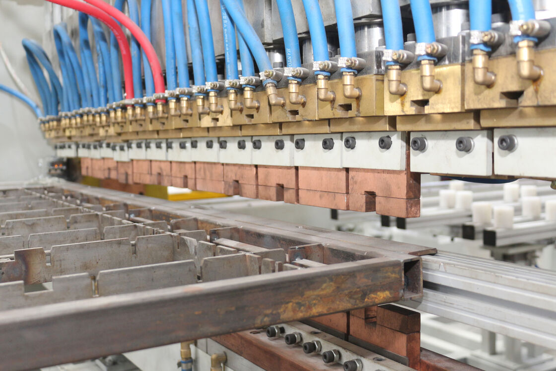 Saldatrice automatica ad alta velocità per condensatori di frigoriferi con linea di produzione di condensatori a tubi di filo personalizzabili e saldatura e piegatura integrate