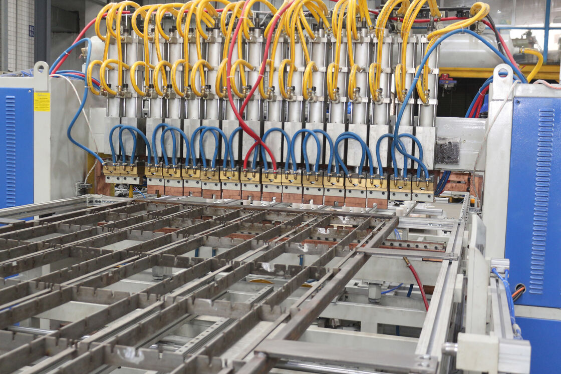 Saldatrice automatica ad alta velocità per condensatori di frigoriferi con linea di produzione di condensatori a tubi di filo personalizzabili e saldatura e piegatura integrate