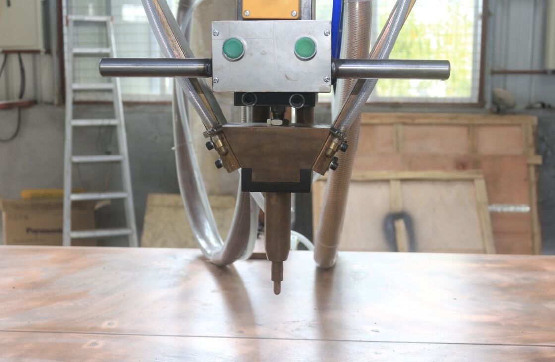 Macchina di saldatura a punto di tavolo con controller touch screen intelligente per piegatura di precisione e spessore di saldatura di 3,0+3,0 mm