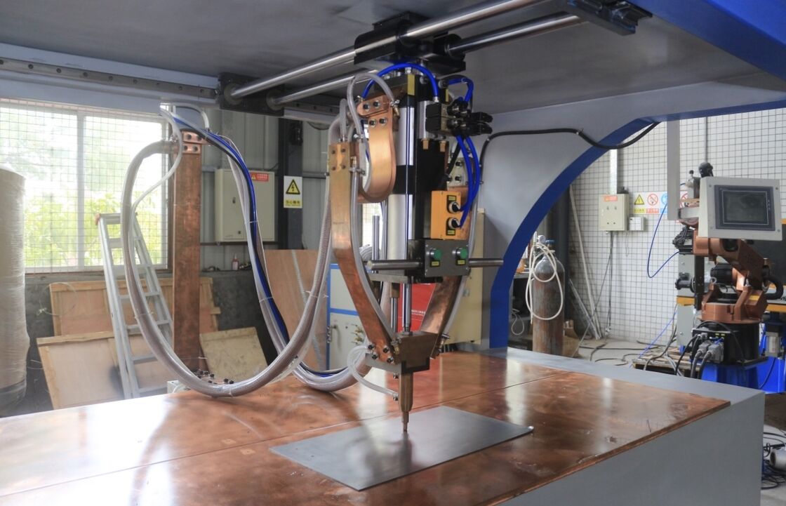 Macchina di saldatura a punto di tavolo con controller touch screen intelligente per piegatura di precisione e spessore di saldatura di 3,0+3,0 mm