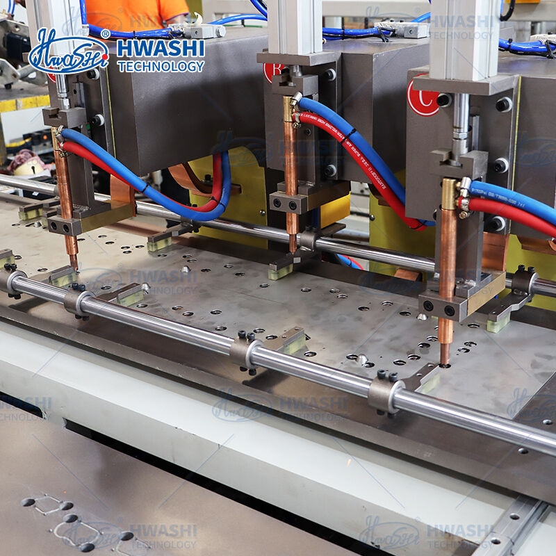 Saldatrice a punti automatica con trasformatore MFDC e sistema di fissaggio a cambio rapido per la saldatura di guarnizioni con tempo di ciclo di 8 secondi